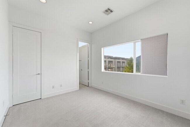 Building Photo - 1155 W 17th St