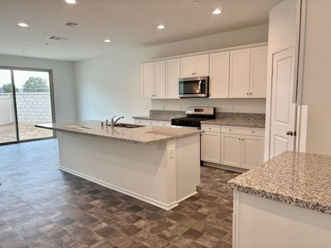 Foto del edificio - Brand New two-story 6 Bedrooms, 3 Baths So...