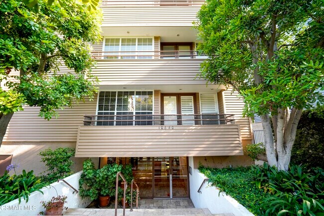 Foto del edificio - 10640 Wilkins Ave