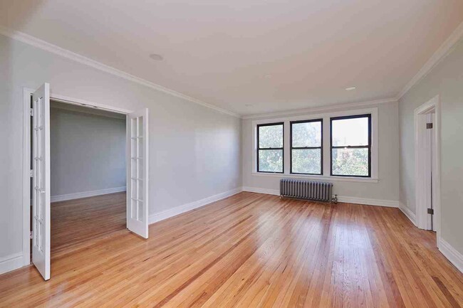 Building Photo - 5461 S Everett Ave