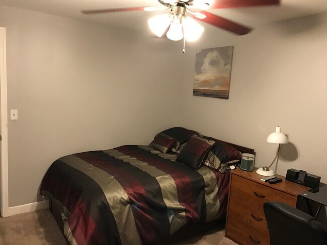 Bedroom for Rent - 1112 Scott St