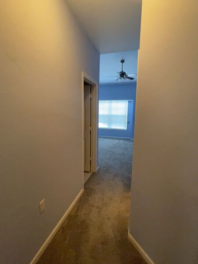 Building Photo - Beautiful 2 bedroom 2.5 bathroom townhome