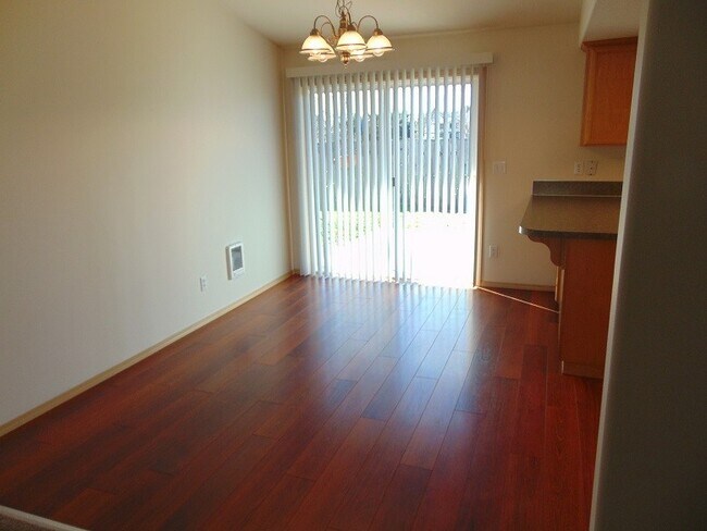 Foto del edificio - Enjoy Easy Living in Cascade Park with a Private Fenced Backyard