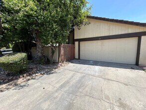 Building Photo - 536 Navarre Pl