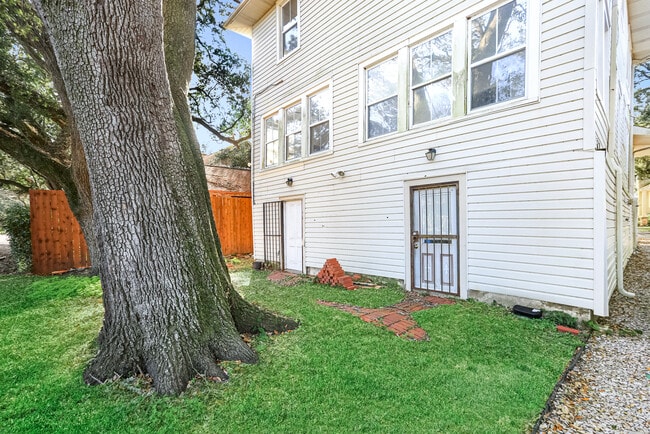Rear - 6735 Catina St