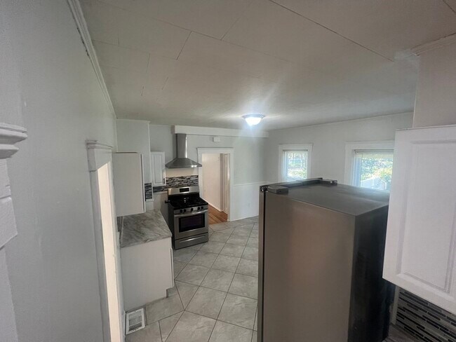 Building Photo - 348 Rollstone St