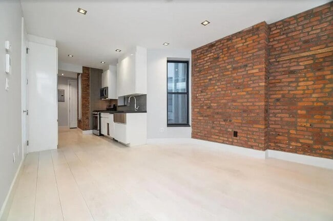 Building Photo - 248 Mott St