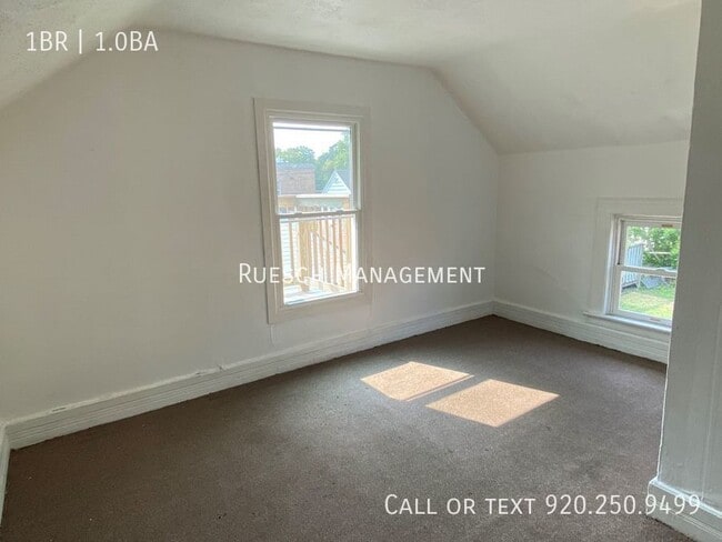 Building Photo - Cozy 1 Bedroom 1 Bath Upper Apartment Avai...