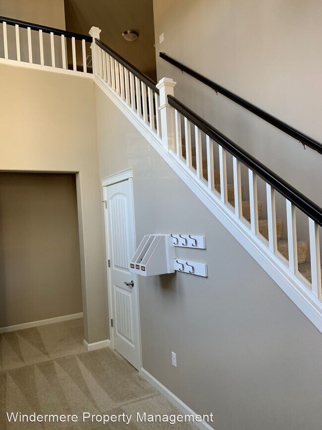 Building Photo - 4 br, 2.5 bath House - 2155 SW Nautical St...