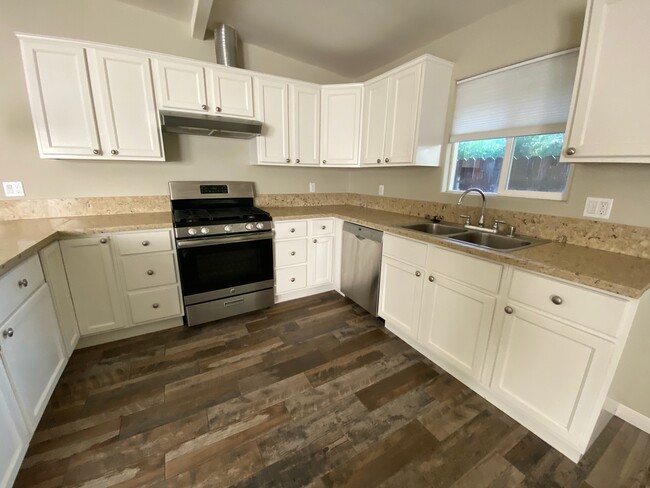 Kitchen - 427 W Gladstone St