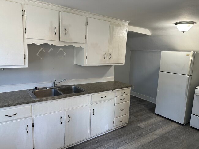 Kit - 8809 W Becher St