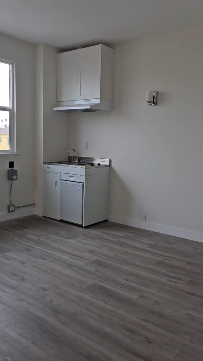 Building Photo - Crestwood Tower Apartments