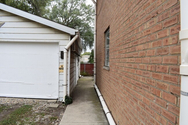 Building Photo - 8435 S 81st Ave
