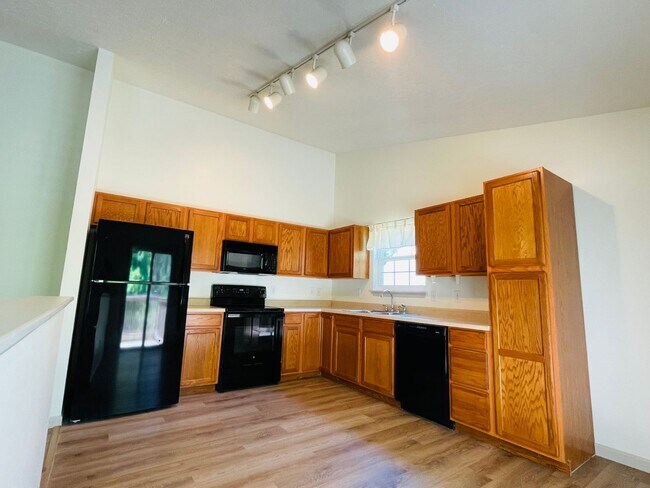Building Photo - Great 3 Bed 2 Bath House with Garage!! Ava...