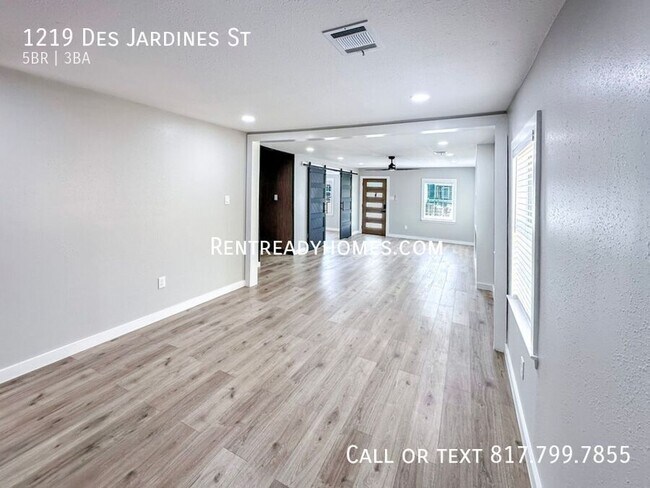 Foto del edificio - 1219 Des Jardines St