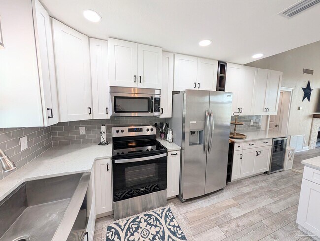 Foto del edificio - 14100 River Rd