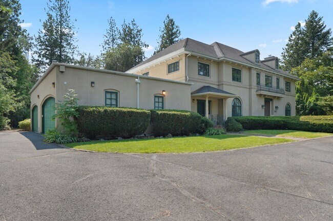 Foto del edificio - "Experience Luxury Living: Expansive 4-Bedroom Retreat Estate with Scenic Views and Elegant Finis...