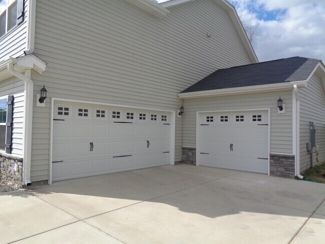 Building Photo - 5407 Nessee St