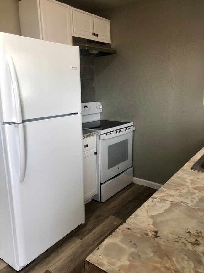 Building Photo - Fully Updated 1/1 Home