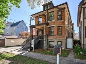 Building Photo - 2415 W Warner Ave