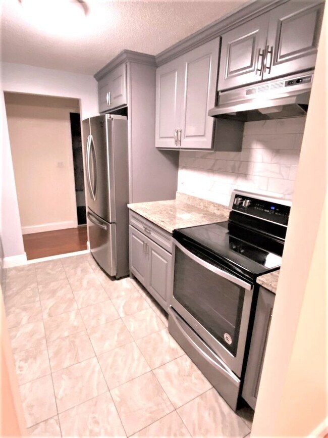 Building Photo - 2-bedroom condominium rental in Franklin