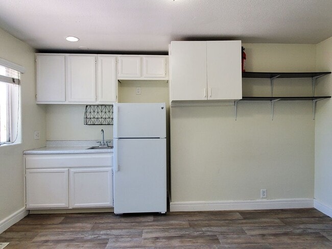 Foto del edificio - Spacious Upstairs Studio, Fresh Paint, Wood Laminated Flooring, Utilities Included!