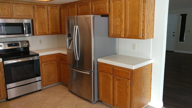 Foto del edificio - 2-Story home in NE Fresno, Clovis Unified Schools, super clean!