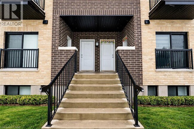 Building Photo - 600 Victoria St S