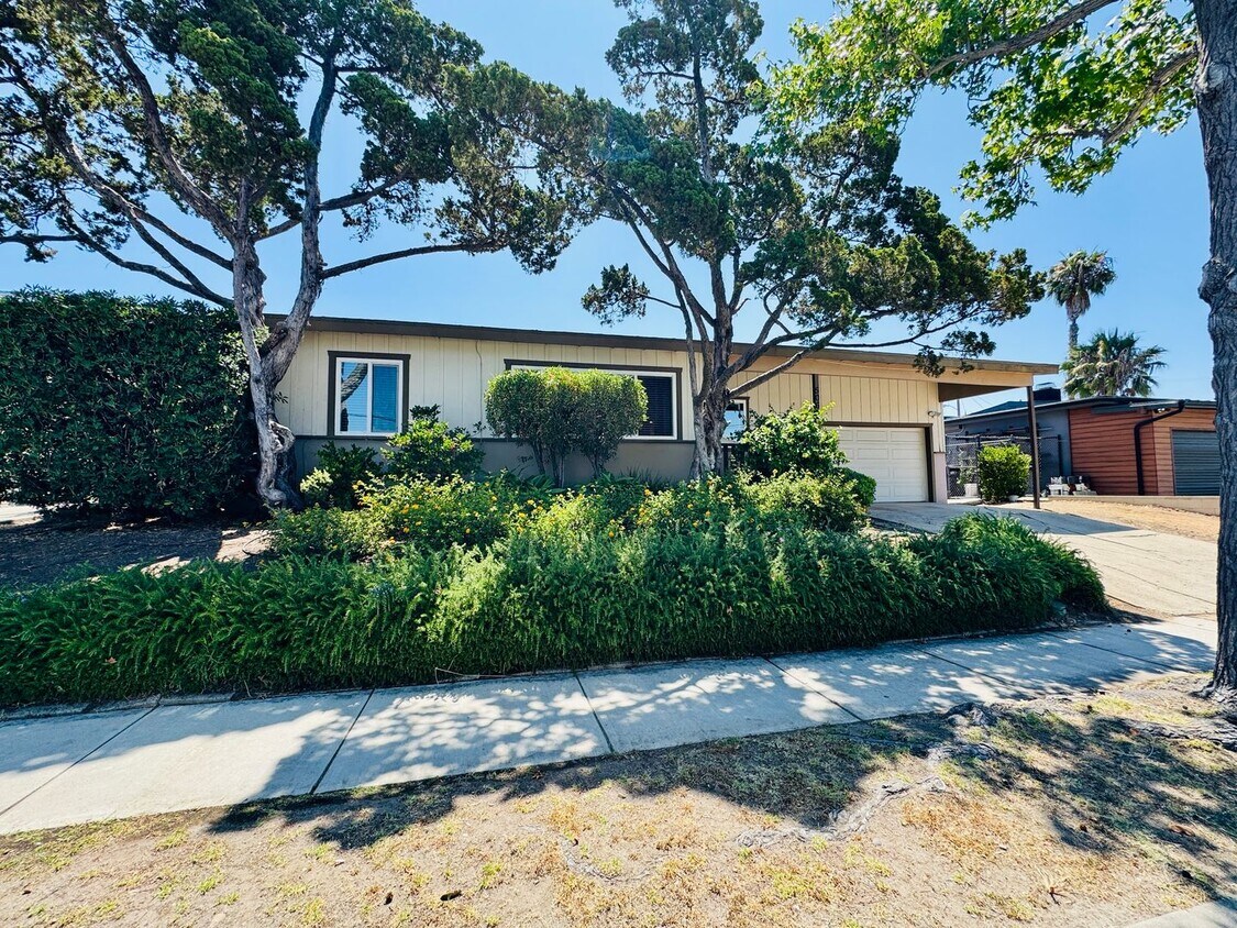 Foto principal - 4 Bed / 2 Bath Near SDSU w/ Large Backyard...
