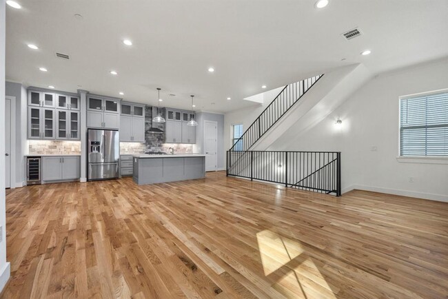 Foto del edificio - 5345 Larkin St