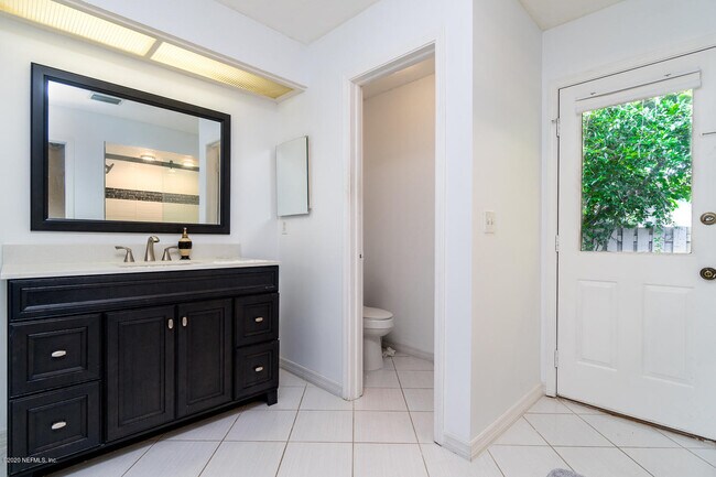 Foto del edificio - 8248 Gardenview Ct