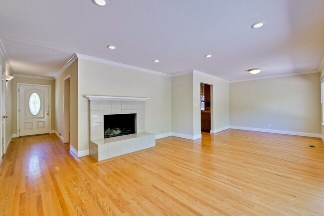 Foto del edificio - Spacious Home l Massive 12,525 Sq Ft Lot l...