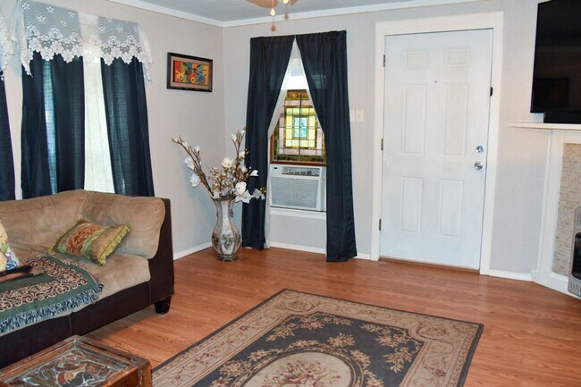 Building Photo - Cozy quiet 2 bedroom 1 bath Sunset TX