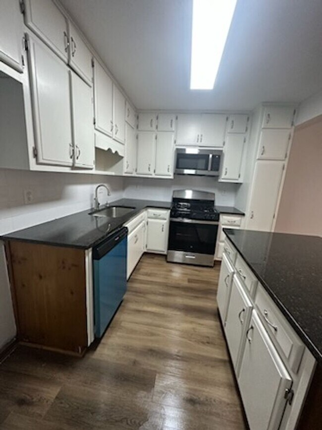 Building Photo - 1531 Stoneleigh Circle