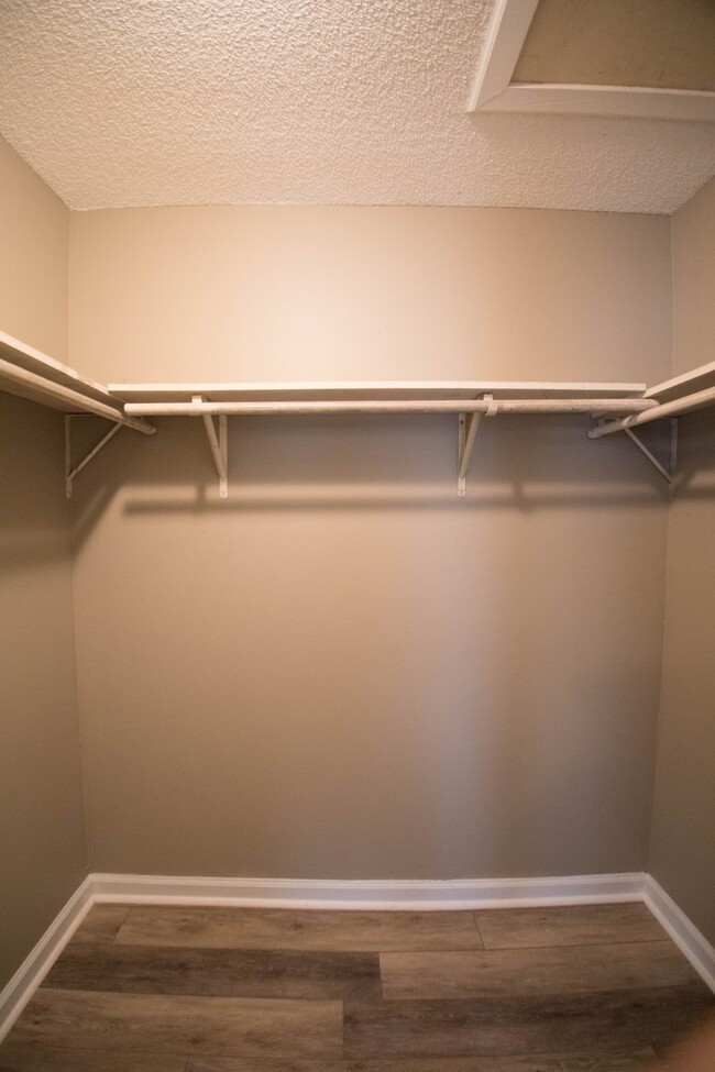 Building Photo - 538 Riverview Dr