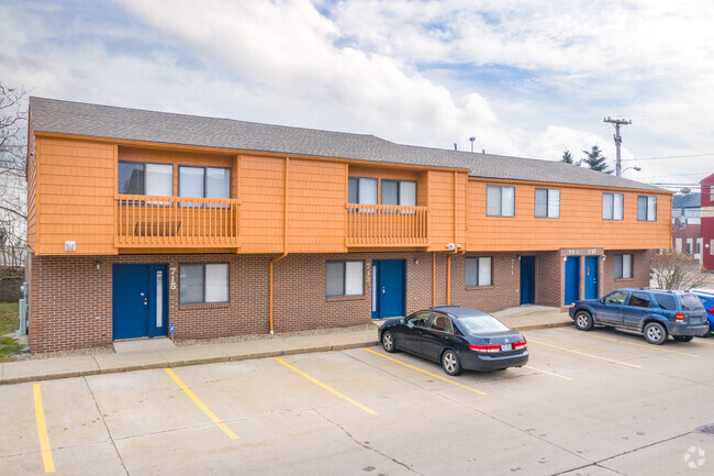 Building Photo - University Townhomes Akron