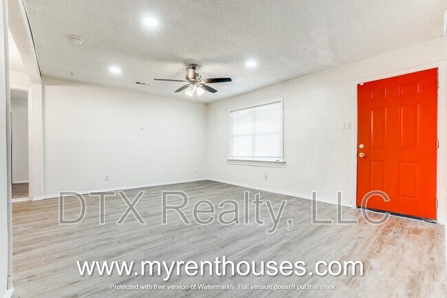 Foto del edificio - 5869 Bluffman Dr