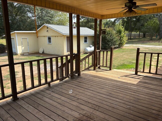 Foto del edificio - 3 bed / 2 bath  Carport, Large yard