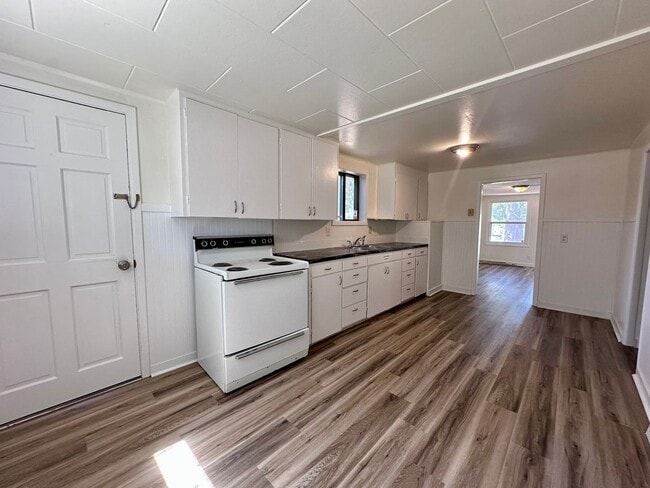 Building Photo - Charming Two Bedroom