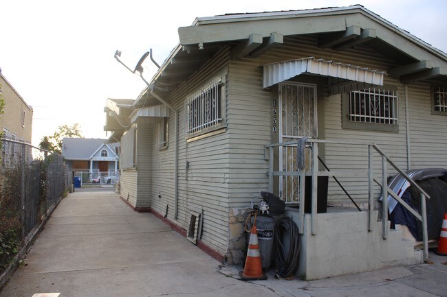 Building Photo - 1250 N Alexandria Ave