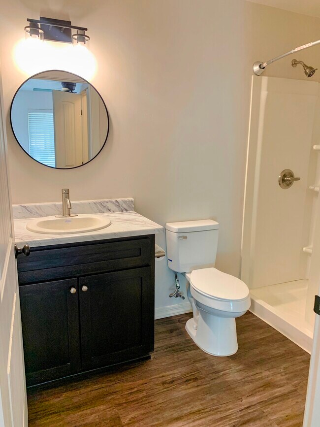 Baño - 123 W Jacobs St