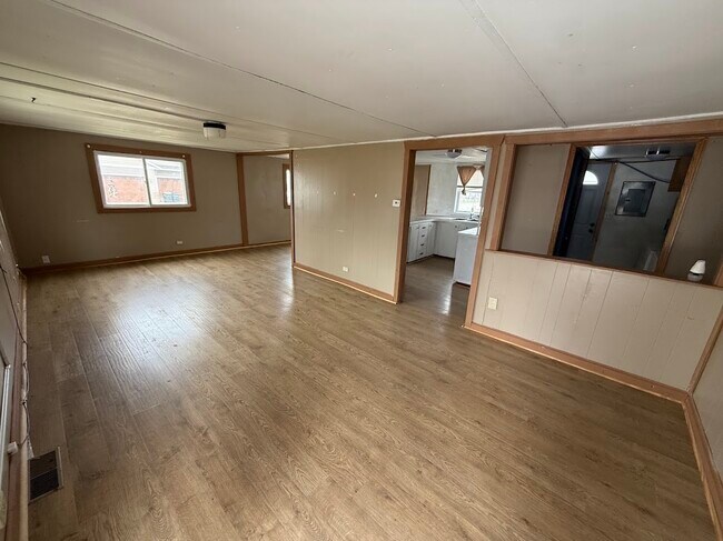 Building Photo - 477 Maple St