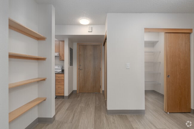 1 habitación, 1 baño - 600 pies cuadrados - Almacenamiento - Holly Tree Village