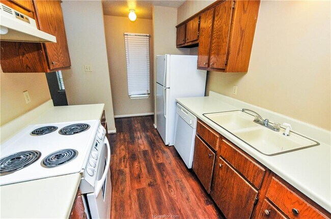Building Photo - 1807 Woodsman Dr