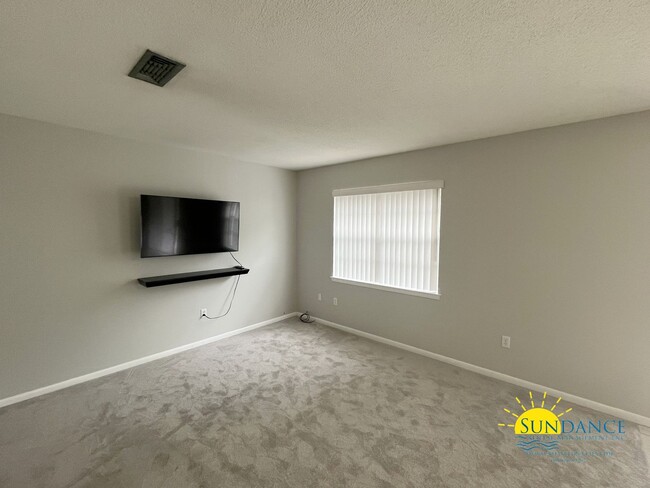 Foto del edificio - Spacious 3-Bedroom Condo with Community Am...