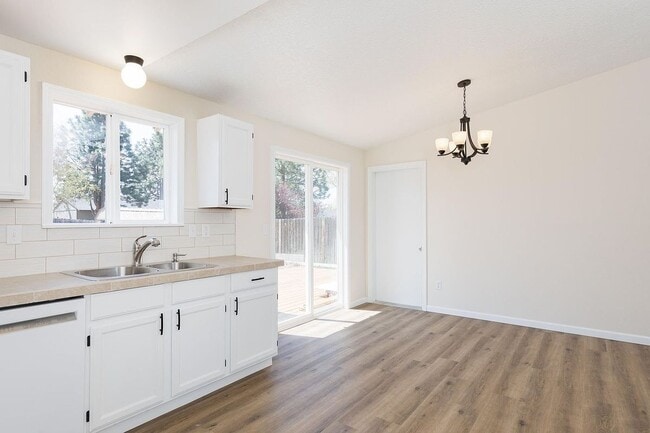 Building Photo - 3126 SW Pumice Ave