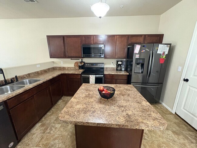 Foto del edificio - 3 Bed 3 Bath Townhome Minutes From Fort Carson, Peterson, and Schriever SFB!!!