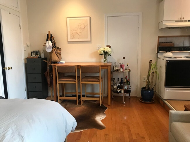 Building Photo - 93 Marion St