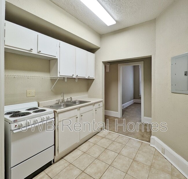 Building Photo - 2749 Vernon Terrace
