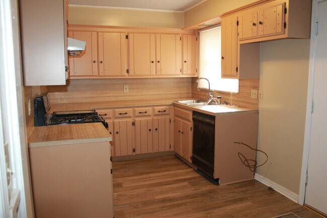 Building Photo - Storm Shelter! 3 beds, 2 baths, 2 living a...